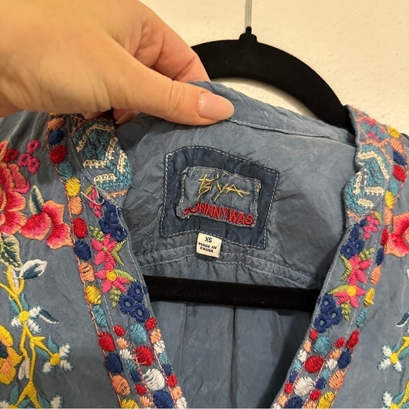Johnny Was Indigo Blue Embroidered Tunic Blouse Size XS Women’s V Neck - Picture 8 of 8